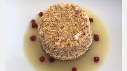 Bild: Michael Schiffer
Das Nuss-Soufflé wird mit Apfelsauce serviert. Als kleine Farbtupfer kommen Preiselbeeren dazu.