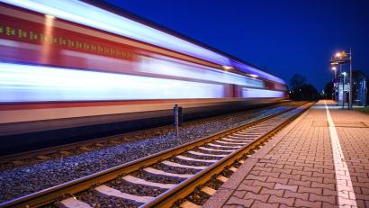 Symbolbild: Felix Kästle/dpa
Bleibt die Oberpfalz bei der Elektrifizierung wieder am Bahnsteig zurück?