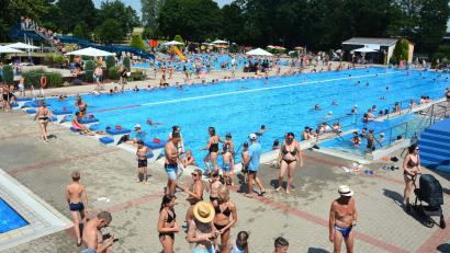 Bild: Josef Rosner
50. Jubiläum feiert heuer das Mitterteicher Freibad. Zu diesem Anlass hat sich die Stadt für Samstag, 22. August, etwas Besonderes einfallen lassen, wenn von 14 bis 18 Uhr das Zephyrus Discoteam zu Gast sein und Partystimmung verbreitet wird. Der Eintritt ist dann frei.