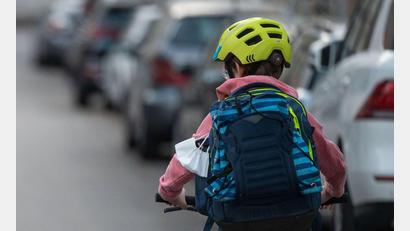 Bild: Marijan Murat/dpa
Was sagen die Statistiken über die Gefahren von Kindern im Straßenverkehr? (Symbolbild)