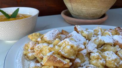 Bild: Michael Schiffer
Eine süße Leckerei: Mascarpone-Schmarrn mit Mango-Püree.