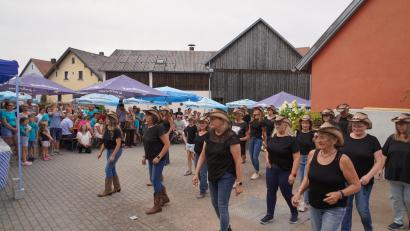 Bild: fvo
LineDance beim Bernriether Dorffest.