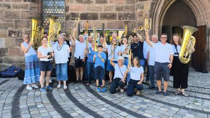 Bild: Patrik Willecke
Die Teilnehmenden des Dekanatsposaunenchors vor der Jakobskirche in Nürnberg.