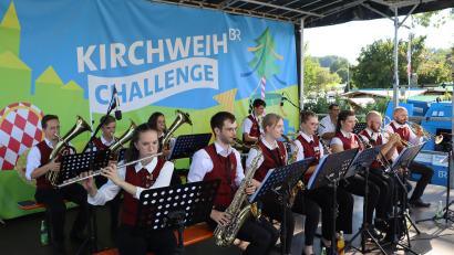 Bild: Michael Rabenhofer
Das Orchester der Blaskapelle St. Georg Rieden begleitete die BR Kirchweih Challenge musikalisch und trug bei Spiel 1 zum Punktgewinn bei.