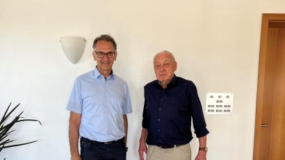 Bild: Simone Rebler
Bürgermeister Reiner Wiedenbauer (links) gratulierte Adolf Aschenbrenner zum 80. Geburtstag.