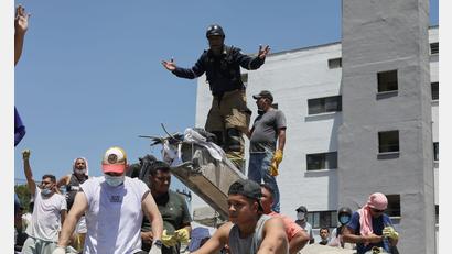 Bild: Santiago Saldarriaga/AP/dpa
Eine Rettungskraft bittet um Ruhe während der Suche nach Überlebenden nach einem Erdbeben in der Stadt Cali in Kolumbien.