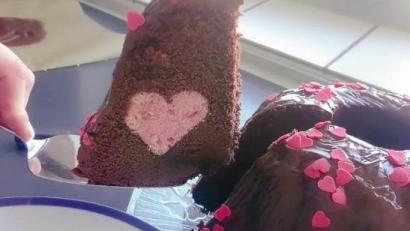 Bild: Carmen Feistauer
Überraschung! Schneidet ihr den Kuchen an, kommt das Herz im Inneren zum Vorschein.