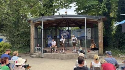 Bild: Martin Gollwitzer
Die Oberpfälzer Spaß-Band Barbari Bavarii auf der Bühne der Volksmusik-Serenade, die dieses Jahr "moderner" konzipiert wurde, um auch jüngeres Publikum anzusprechen.
