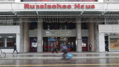 Bild: Jörg Carstensen/dpa
Das Russische Haus in Berlin ist immer wieder Anlass für Debatten. (Archivbild)