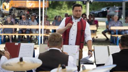 Bild: Roland Wellenhoefer
René Bauer gab auf der Seebühne den Takt vor und leitete die Stadtkapelle Kemnath durch das abwechslungsreiche Konzert.