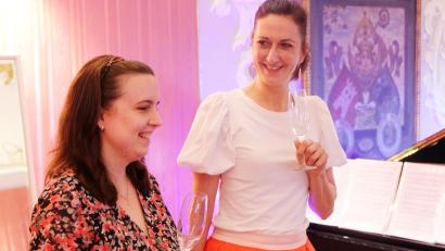 Bild: Robert Dotzauer
Ein Prosit auf die Liebe: Das Duo Herztöne mit Mezzosopran Nicole Glamsch (rechts) und Jeanne Vogt am Klavier beleuchtete bei einem szenischen Liederabend in Speinshart "Frauenliebe und Leben".