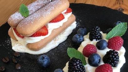 Bild: Michael Schiffer
Das Erdbeer-Tiramisu von OWZ-Küchenchef Michael Schiffer wird gleich portionsweise angerichtet und garniert mit Früchten, Blüten und Minze.