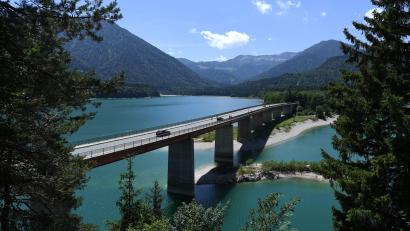 Bild: Angelika Warmuth/dpa
Die Wasserwacht weist auf den aktuell niedrigen Pegelstand des Sylvensteinspeichers hin. (Archivbild)