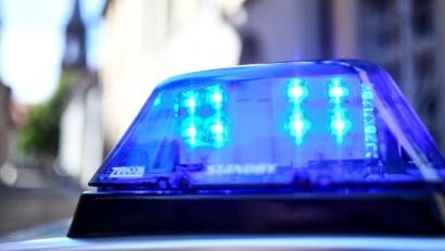 Archivbild: Patrick Seeger/dpa
Nach Angaben der Polizei wurde bei Köglitz die Spiegelverlängerung eines Auto-Wohnwagen-Gespanns beschädigt.