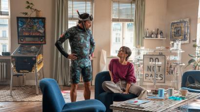 Bild: Wolfgang Ennenbach/Netflix/dpa
Kostja Ullmann und Janina Uhse in einer Szene der Komödie „Mein bester Freund, seine Freundin und ich“.