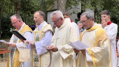 Bild: Marianne Moosburger
Pfarrer Michael Birner, Dekan Thomas Helm, Diakon Dieter Gerstacker und Pfarrvikar Christian Preitschaft konzelebrierten am Sonntagabend.