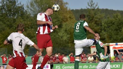Bild: Hans Mark
Die DJK Dürnsricht-Wolfring (rot/weiß) setzte sich am Samstag im Derby beim TSV Stulln (grün) mit 4:2 durch.