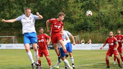 Bild: Dieter Jäschke
Gefährliche Szene vor dem Dießfurter Tor: Dem Kopfball des Vorbachers Jonas Kausler (links) ist aber kein Erfolg vergönnt.