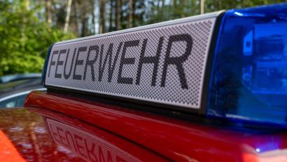Bild: Pia Bayer/dpa
Die Feuerwehr verhindert ein weiteres Ausbreiten der Flammen. (Symbolbild)