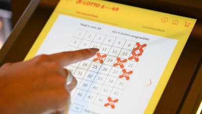 Bild: Bernd Weißbrod/dpa
Ein Schwabe hat Glück im Lotto. (Symbolbild)