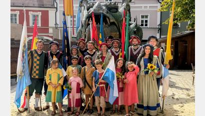 Bild: Peter Kick
Die Fahnenschwinger aus Gebenbach eröffneten erneut den historischen Festzug beim Drachenstich in Furth im Wald.