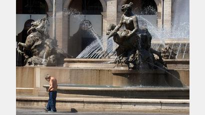 Bild: Mauro Scrobogna/LaPresse via ZUMA Press/dpa
Das Bad im Najaden-Brunnen kostete einen Deutschen 450 Euro Geldstrafe. (Foto: Archiv)