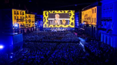 Bild: Jean-Christophe Bott/KEYSTONE/dpa
Im Freiluftkino des Filmfestivals von Locarno finden bis zu 9.000 Zuschauerinnen und Zuschauer Platz.