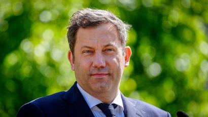 Bild: Kay Nietfeld/dpa
Klingbeil reagiert auf Kritik an seinem Steuerentwurf. (Archivbild)