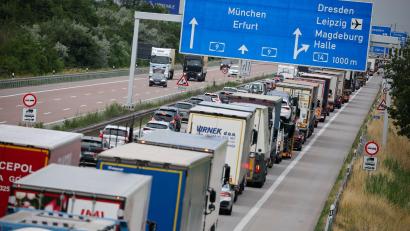 Bild: Jan Woitas/dpa
Güter auf die Straße heißt es wegen des Niedigwassers kurzzeitig auch in Bayern. (Symbolbild).