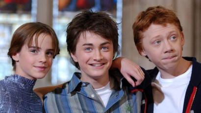 Bild: Andy Butterton/Press Association/dpa
Die Harry-Potter-Filme machten Emma Watson (l-r), Daniel Radcliffe und Rupert Grint zu Stars - so sahen die sie im Jahr 2002 aus. (Archivbild)