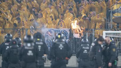 Bild: Sebastian Kahnert/dpa
Das Spiel Dresden gegen Hertha BSC im April wurde von Ausschreitungen überschattet. (Archivbild)