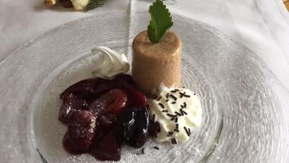 Bild: Michael Schiffer 
Zur Zimtcreme wird ein Früchteragout serviert. Wer mag, kann auch noch einen Klecks Sahne auf dem Servierteller garnieren.