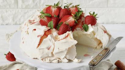 Bild: Verena Pelikan/Sweets Lifestyle/dpa
Die weiße Baiser-Wolke der Pavlova erinnert in der Tat an ein Ballettröckchen.