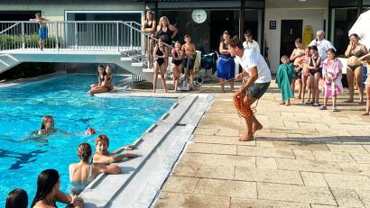 Bild: Norbert Weis
Demonstration beim diesjährigen Freibadfest: ein Mitglied der Wasserwacht am Beckenrand, mit einer langen Leine in der Hand, rettet mit Hilfe eines Wurfsacks einen erschöpften Schwimmer.
