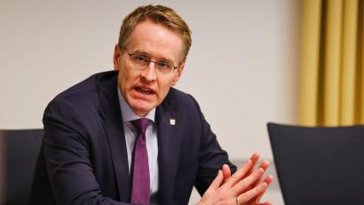 Bild: Frank Molter/dpa
Angesichts der aktuellen Bedrohungslage sollten die Kompetenzen von Bund und Ländern noch stärker gebündelt werden, sagt Schleswig-Holsteins Ministerpräsident Daniel Günther (CDU). (Archivbild)