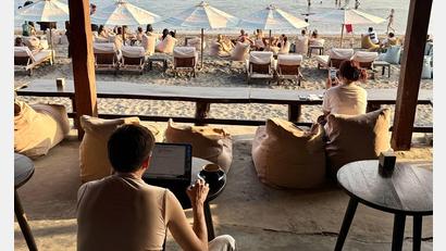 Bild: Carola Frentzen/dpa
Am Strand von Canggu wird morgens gesurft und dann im Café gearbeitet.
