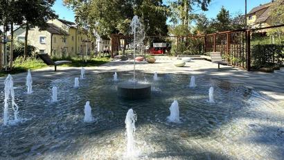 Archivbild: Clarissa Legl, Stadt Schwandorf
Der „Pocket Park“ in der Schwandorfer Kreuzbergallee. Mit Springbrunnen und Flächenentsiegelung versucht die Stadt für Abkühlung zu sorgen.