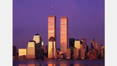 Archivbild: Scott Mc Kiernan/ZUMA Press Wire/dpa
Die undatierte Aufnahme zeigt die Zwillingstürme des World Trade Center bei Sonnenuntergang. Mit dem Bau des World Trade Centers wurde im Jahr 1968 begonnen. Der Nordturm wurde im Dezember 1970 fertiggestellt, der Südturm folgte im Juli 1971. Beide wurden bei den Terroranschlägen 2001 zerstört.