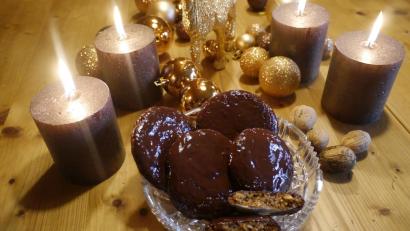 Bild: Miriam Lill/exb
Damit sich der Schokoüberzug gleichmäßig auf den veganen Lebkuchen verteilt, kann ein Föhn eingesetzt werden.