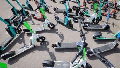 Bild: Christian Charisius/dpa/dpa-tmn
Auch wenn es sich in Großstädten nicht unbedingt so anfühlt: Die Zahl der zur Miete angebotenen E-Scooter ist zuletzt gesunken. (Archivbild)