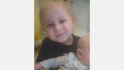 Bild: Daniela Maul
Rosalina ist eine kleine Kämpferin. Im Klinikalltag immer dabei ist auch Rosalinas kleine Schwester, die drei Wochen vor der Diagnose auf die Welt kam.