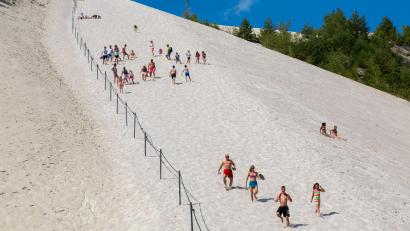 Archivbild: Gerd Huster
Der Aufstieg ist schweißtreibend, das Hinunterlaufen barfuß im Sand eine Riesengaudi: Den Monte Kaolino kann man auch zu Fuß besteigen.