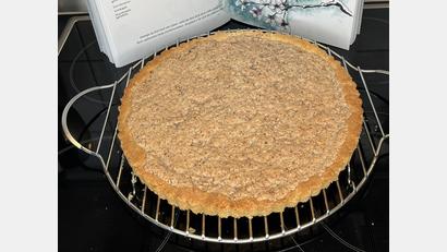 Bild: Gerhard Scheuenstuhl/exb
Kuchen mit Rezeptbuch.