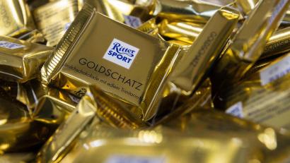 Bild: Daniel Maurer
Ritter Sport Mini-Tafeln der Sorte „Goldschatz“ des Herstellers Ritter Sport. Foto: Daniel Maurer/dpa