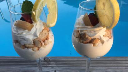 Bild: Michael Schiffer
Wer mag, kann das Pfirsich-Tiramisu auch portionsweise anrichten und nach Geschmack dekorieren.