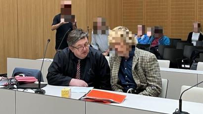 Bild: jak
Verteidiger und Rechtsanwalt Adam Zurawel berät sich beim sechsten Verhandlungstag am Weidener Landgericht mit dem Angeklagten, der versucht haben soll, sich das Millionenerbe seiner verstorbenen Partnerin zu erschleichen.