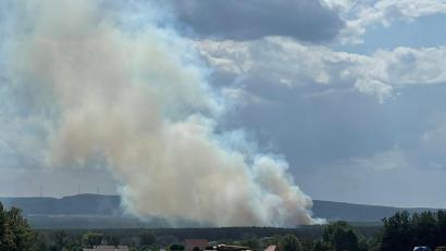Bild: za
Bei Schnaittenbach breitet sich gerade ein großer Brand aus.