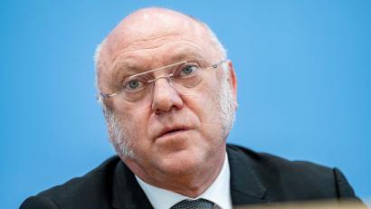 Bild: Fabian Sommer/dpa
Der Linken-Politiker und Sozialexperte Ulrich Schneider listet in einem Papier mögliche Folgen von geplanten Kürzungen. (Archivbild)