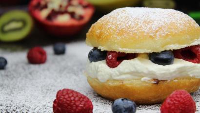 Bild: Matthias Würfl
Lecker – nicht nur in der Faschingszeit: Anja Auer macht aus Krapfen süße Burger.