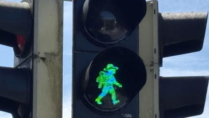 Bild: san
Ein Pfadfinder zeigt an, dass man bei Grün über die Straße gehen darf: In Sulzbach-Rosenberg hat die Stadt an der Fußgänger-Ampel bei der Kita "An der Point" ein besonderes Ampelmännchen realisiert.
